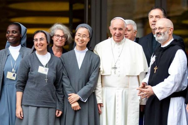 Pope_Francis_with_religious_sisters_and_brothers_and_priests.jpg